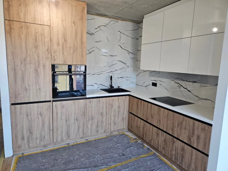 Кухня №596 — глянцева кутова з ЛДСП, з фартухом під мармур