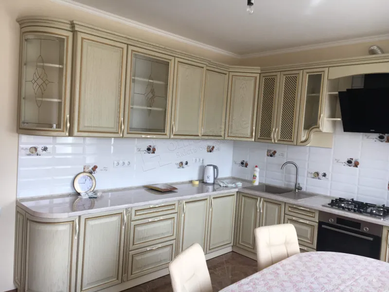 Кухня №489 — класична кутова з дерева, з вітражами і патиною
