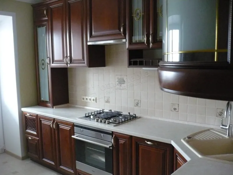 Кухня №306 — класична дерев'яна кутова, з вітражами
