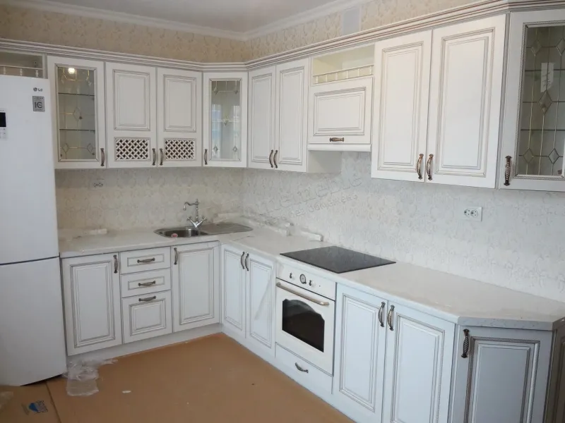 Кухня №167 — класична кутова, з вітражами і ретро-технікою