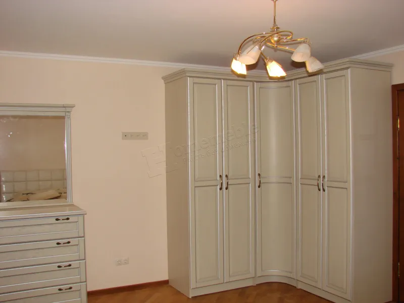 Шафа №312 — розпашна кутова з натурального дерева, з радіусними дверима