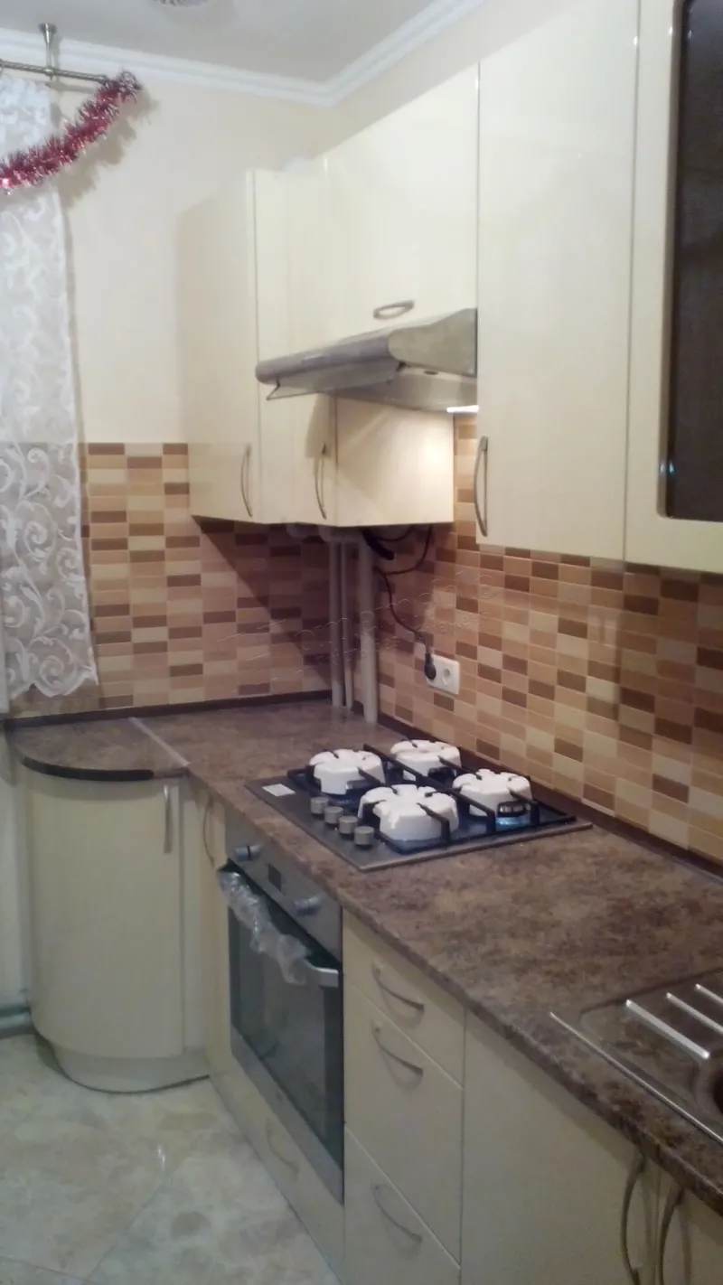 Кухня №325 — кутова, з вітринами