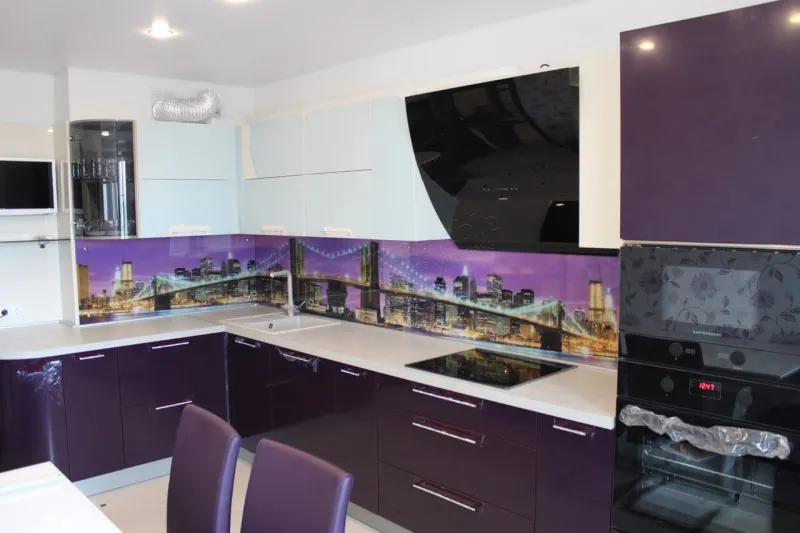 Кухня №016 — глянцева кутова, з технікою в колоні