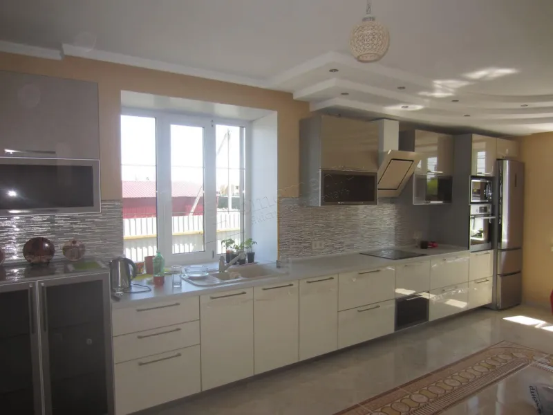 Кухня №192 — пряма зі скляними фасадами, з технікою в колоні