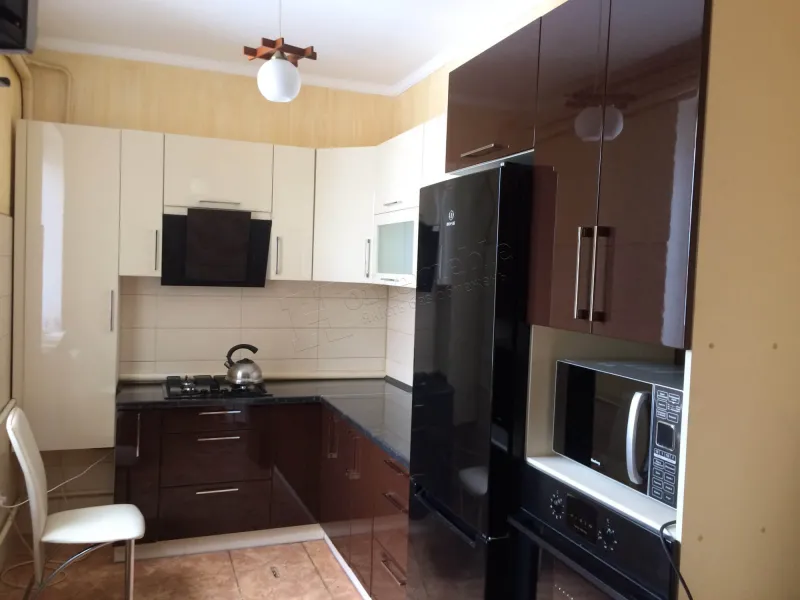 Кухня №402 — глянцева кутова, з високою шафою
