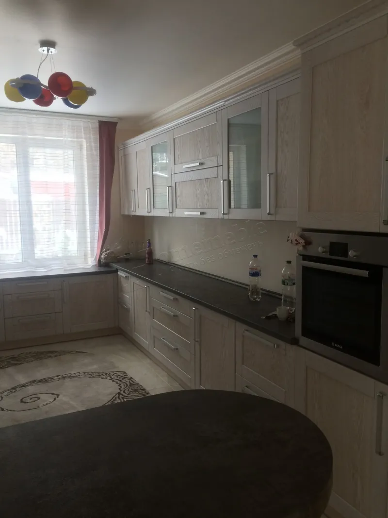 Кухня №410 — з натурального дерева, зі скляними вітринами