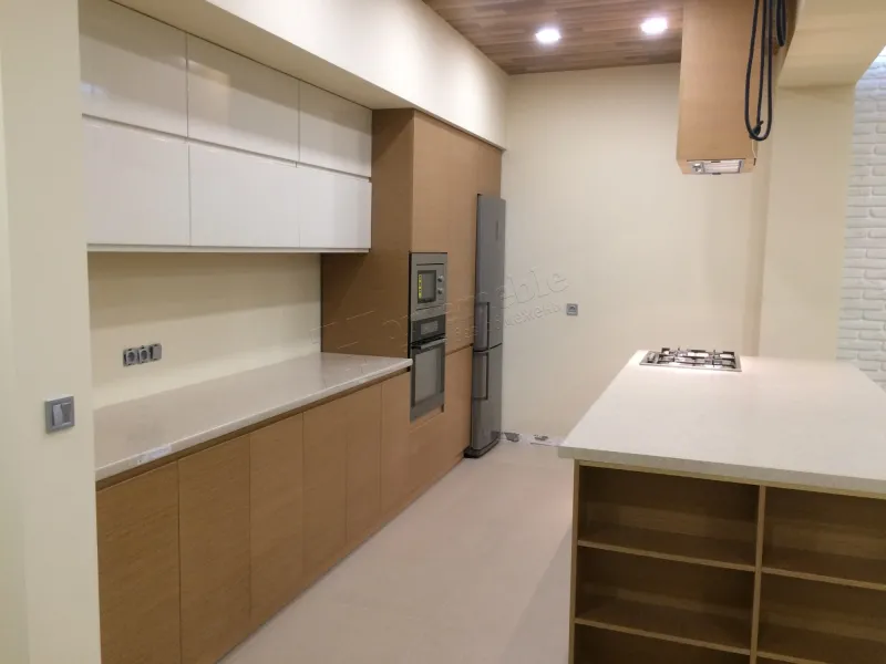 Кухня №411 — глянцева з островом зі шпону, з полицями в острові