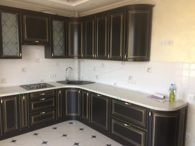 Кухня №443 — класична кутова, з вітражами і патиною
