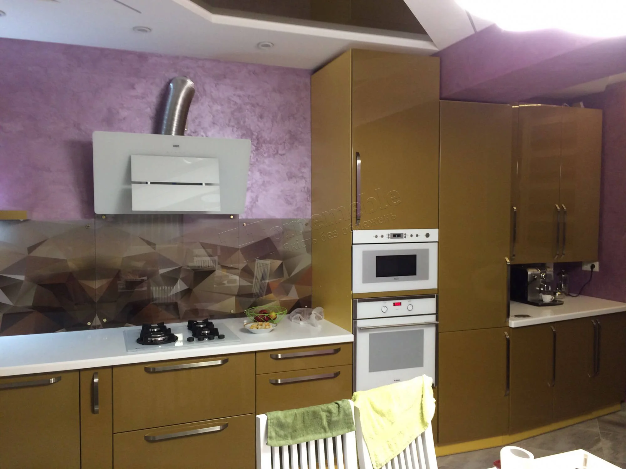 Кухня №258 — простора сучасна кутова, з вбудованим холодильником, фото 3