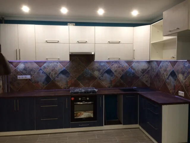 Кухня №439 — кутова з рамкового МДФ, з підсвіткою
